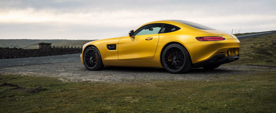Noul Mercedes AMG GT pozeaza in toate pozitiile, intr-un pictorial super-sexy