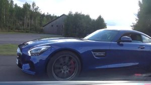 Noul Mercedes AMG GT S isi incearca sansele impotriva unui... Bugatti Veyron