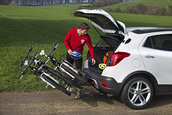 Noul Opel Mokka este echipat cu suportul unic pentru biciclete integrat FlexFix