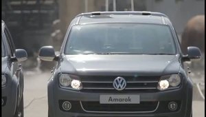 Noul Volkswagen Amarok demoleaza un horn de 140 de tone