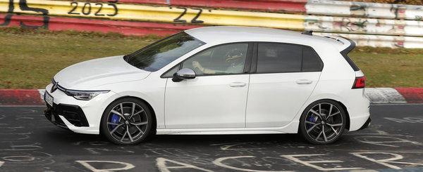 Noul Volkswagen Golf R Facelift, surprins pentru prima oara in teste. Viitorul model al germanilor a fost fotografiat complet necamuflat pe strazile Europei