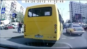 Nu ai sa ghicesti niciodata ce blocheaza acest autobuz