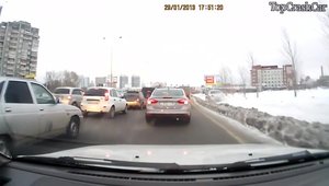 Nu degeaba este interzisa depasirea altor masini prin dreapta!