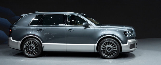 Nu este noul Rolls-Royce Cullinan, ci Toyota Century! Cea de-a patra generatie a luxosului model japonez debuteaza oficial cu scaune spate care se inclina si un design patratos, inspirat de exclusivistul SUV din Marea Britanie. Cum arata in realitate