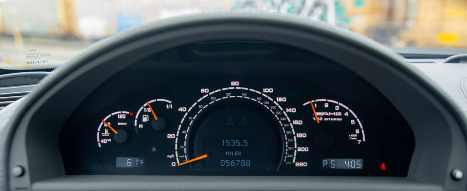 Nu exista BMW sau Audi care sa concureze cu asa ceva. Mercedes-ul din 2005 are motor V12 de 604 CP si 1.000 Nm Nu exista BMW sau Audi care sa concureze cu asa ceva. Mercedes-ul din 2005 are motor V12 de 604 CP si 1.000 Nm