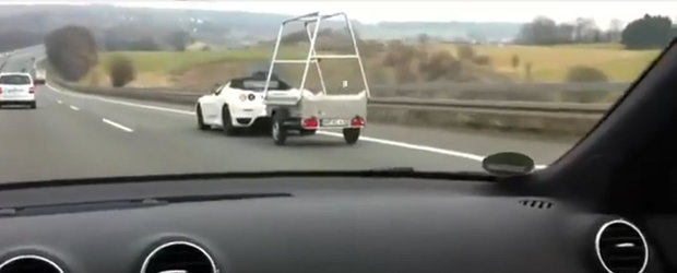 Nu i-a venit sa creada ce vede pe autostrada. Un FERRARI tragea nestingherit o remorca