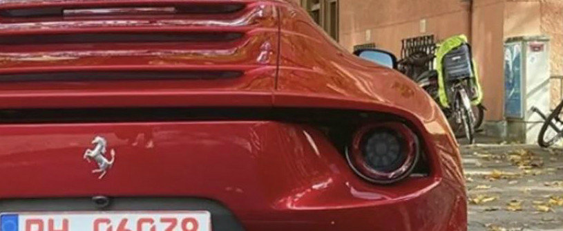 Nu i-a venit sa creada peste ce a dat pe strada asa ca l-a pozat din toate partile. Bolidul unicat era parcat neregulamentar Nu i-a venit sa creada peste ce a dat pe strada asa ca l-a pozat din toate partile. Bolidul unicat era parcat neregulamentar