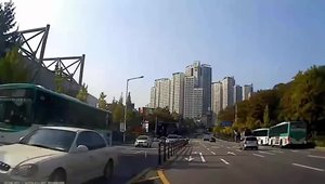 Nu-i Los Santos, ci Coreea de Sud: Un sofer loveste cu masina aproape tot ce ii iese in cale
