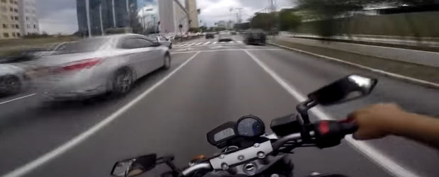 Nu, nu este un joc video! Uite cum conduce cel mai nebun motociclist din univers!