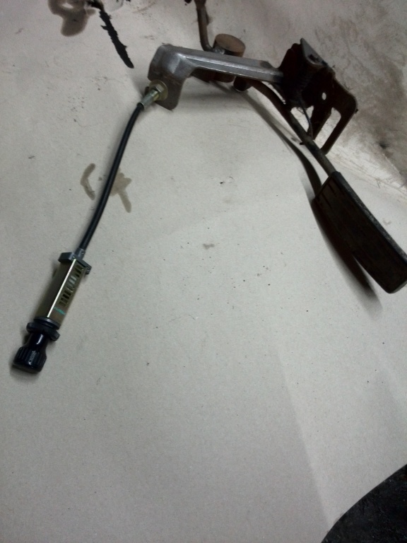 NV1012 PEDALA ACCELERATIE CU SOCLU NISSAN NAVARA D22 1998....2001 76KKW 103CP