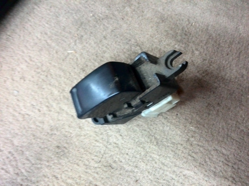 NV1023 BUTON SIMPLU GEAM FATA 1725Z NISSAN NAVARA D22 1998....2001