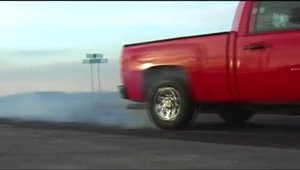 O altfel de comemorare: camioane diesel care fac burnout