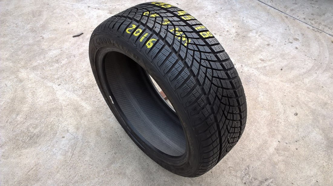 O anvelopa de iarna 235 45 18 goodyear ultragrip performance 98 v