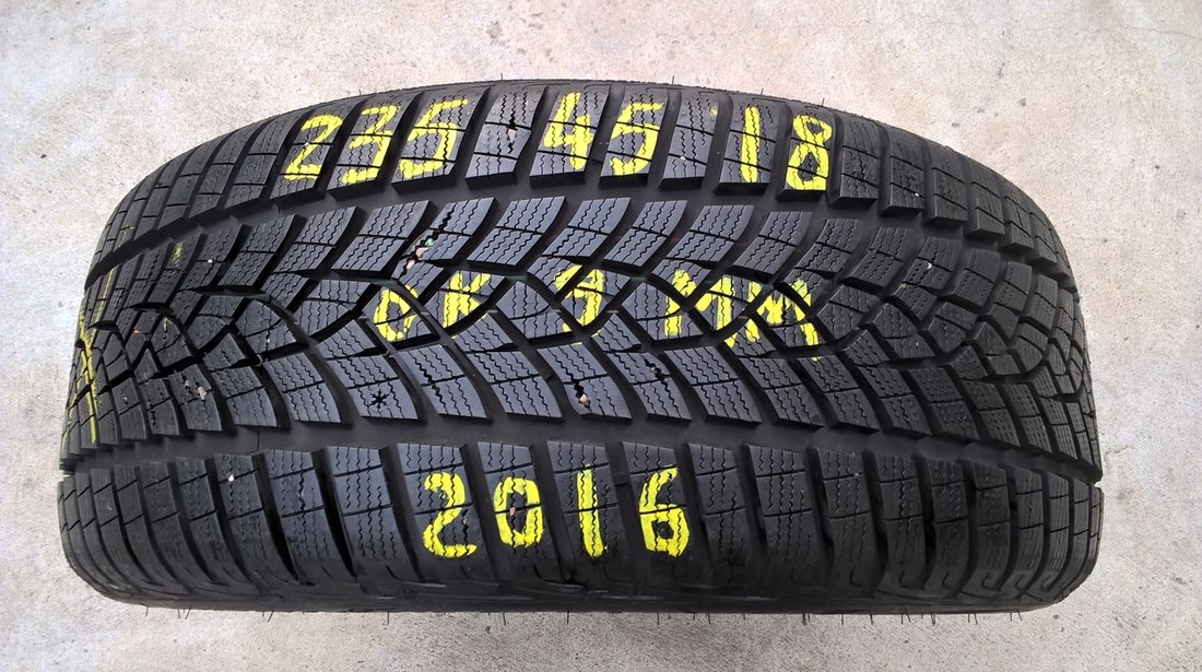 O anvelopa de iarna 235 45 18 goodyear ultragrip performance 98 v