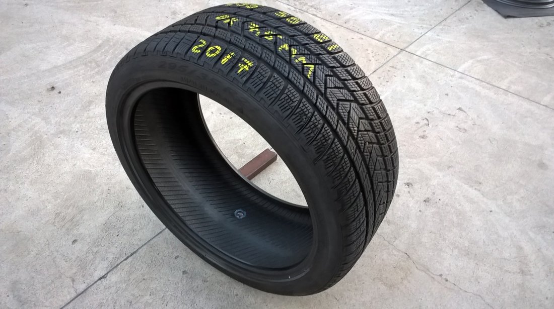 O anvelopa de iarna 295 35 21 pirelli scorpion winter 7,5 mm dot 2017