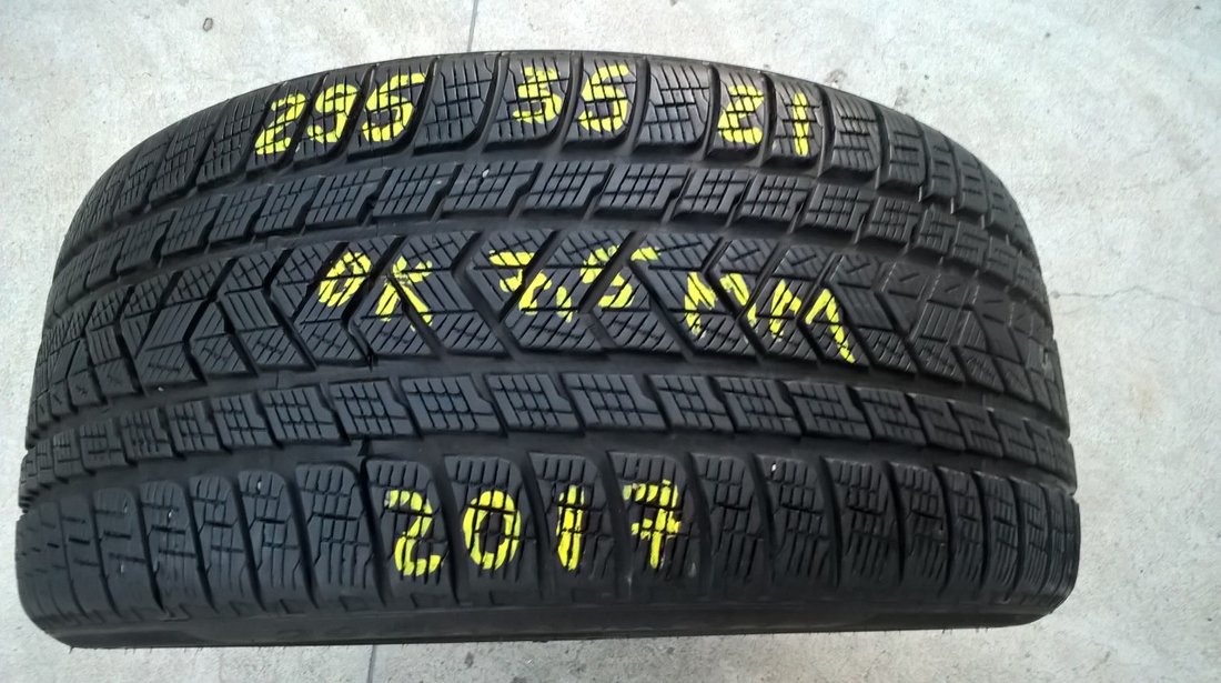 O anvelopa de iarna 295 35 21 pirelli scorpion winter 7,5 mm dot 2017