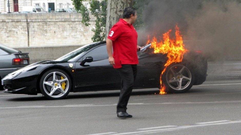 O beizadea rasfatata din Elvetia si-a dat foc la propriul Ferrari 458 Italia O beizadea rasfatata din Elvetia si-a dat foc la propriul Ferrari 458 Italia