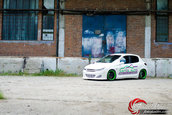 O blonda sexy si un Peugeot 206 complet modificat