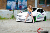 O blonda sexy si un Peugeot 206 complet modificat