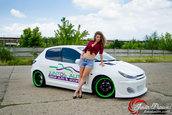 O blonda sexy si un Peugeot 206 complet modificat
