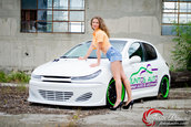 O blonda sexy si un Peugeot 206 complet modificat