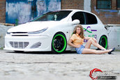 O blonda sexy si un Peugeot 206 complet modificat