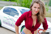 O blonda sexy si un Peugeot 206 complet modificat