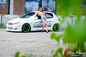 O blonda sexy si un Peugeot 206 complet modificat