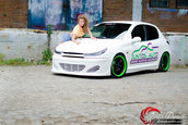 O blonda sexy si un Peugeot 206 complet modificat