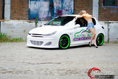 O blonda sexy si un Peugeot 206 complet modificat