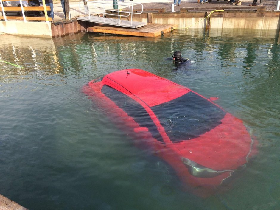 O canadianca face exact ce ii spune GPS-ul si ajunge cu masina direct in lac