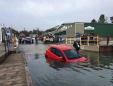 O canadianca face exact ce ii spune GPS-ul si ajunge cu masina direct in lac