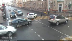 O compilatie cu accidente auto provocate de femei ne aduce aminte de bancurile cu blonde