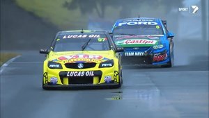 O etapa de V8 Supercars se transforma in concurs de drifturi din cauza ploii