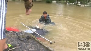 O femeie este salvata in ultima secunda dupa ce masina i-a fost luata de inundatie si scufundata