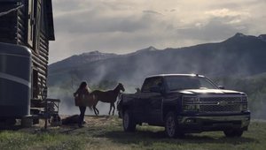 O femeie si camioneta ei: reclama la Chevrolet Silverado