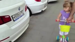 O fetita de 2 ani recunoaste marcile auto mai bine ca multi dintre noi!