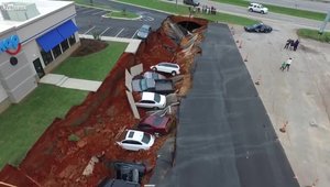 O gaura uriasa inghite 15 automobile dintr-o parcare americana