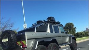 O ia razna complet. Reactia amuzanta a unui sofer la vederea unui Mercedes G63 AMG 6x6