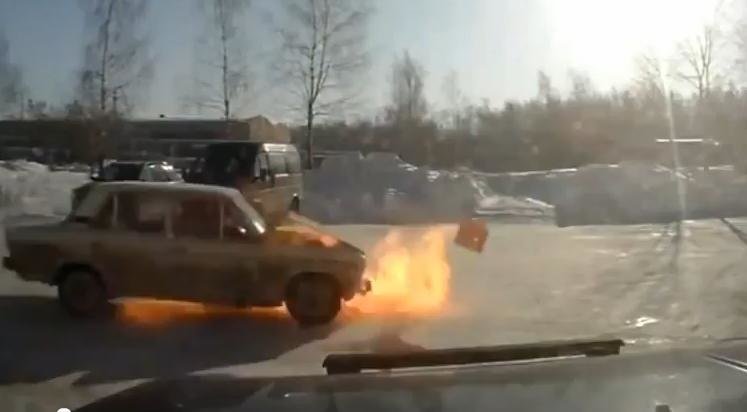 O Lada explodeaza in trafic din senin. Ca un adevarat Supercar! O Lada explodeaza in trafic din senin. Ca un adevarat Supercar!