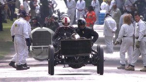 O masina in varsta de 110 ani stie sa faca drifturi pe pista de la Goodwood