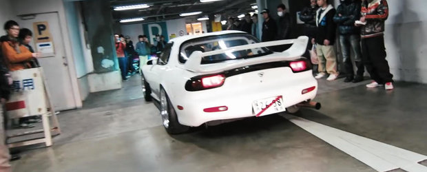 O Mazda RX-7 cu 4 rotoare strica linistea unei intalniri auto dintr-o parcare subterana