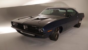 O nebunie de muscle car. Ce se ascunde sub capota acestui Barracuda din carbon