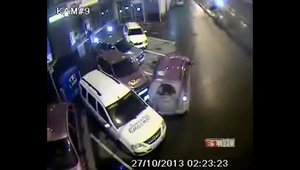O rusoaica face prapad intr-o parcare dupa ce pierde controlul masinii sale