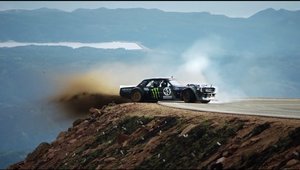 O singura greseala si ajungea istorie. Ken Block urca in drift coasta de la Pikes Peak. Cu o masina de 1400 CP!