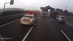 O tornada F4 loveste masinile de pe o autostrada din Italia. Face prapad.