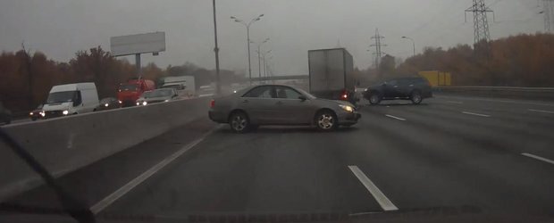 O Toyota Camry din Rusia loveste 3 dintr-o lovitura!