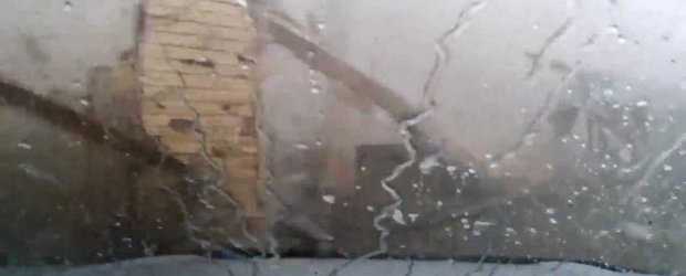 O Toyota RAV4 isi salveaza soferul rus de furia unei tornade