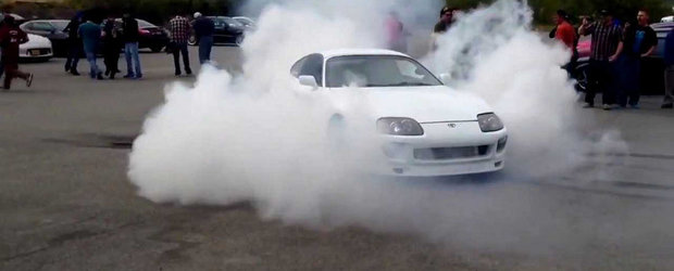 O Toyota Supra incinge asfaltul cu un burnout de 800 CP