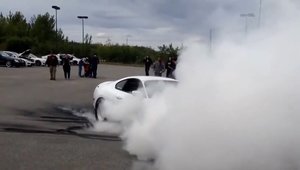 O Toyota Supra incinge asfaltul cu un burnout de 800 CP